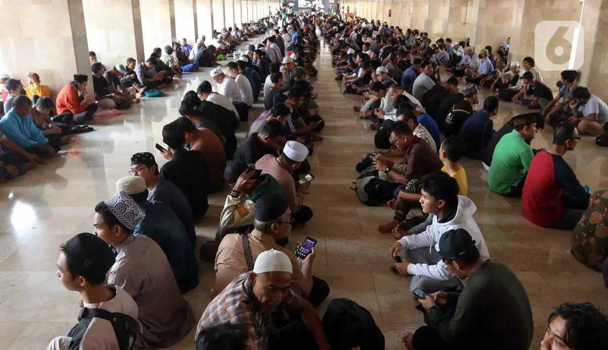 Umat muslim berkumpul bersama menunggu waktu berbuka puasa di Masjid Istiqlal, Jakarta, Selasa (12/3/2024). (Liputan6.com/Herman Zakharia)