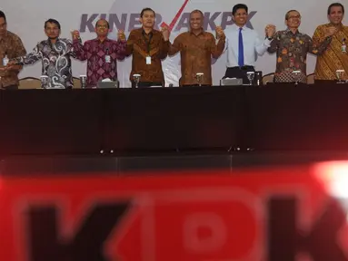 Pimpinan KPK mengangkat tangan bersama setelah menyampaikan paparan terkait capaian dan kinerja KPK Tahun 2018 di Jakarta, Rabu (19/12). Tahun 2018 menjadi catatan sejarah bagi KPK dengan operasi tangkap tangan (OTT) terbanyak. (Merdeka.com/Dwi Narwoko)