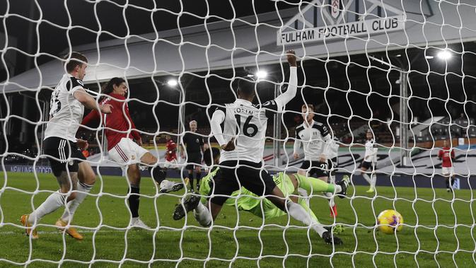 Striker Manchester United, Edinson Cavani mencetak gol penyama kedudukan ke gawang Fulham pada laga tunda Premier League 2020/2021, Kamis (21/01/2021) dini hari WIB. (ADRIAN DENNIS / POOL / AFP)