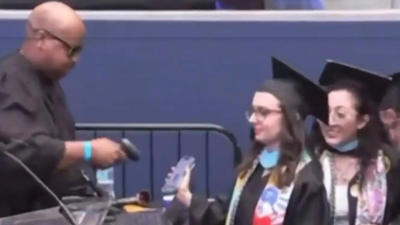 Begini Jadinya kalau Wisuda Pakai AI
