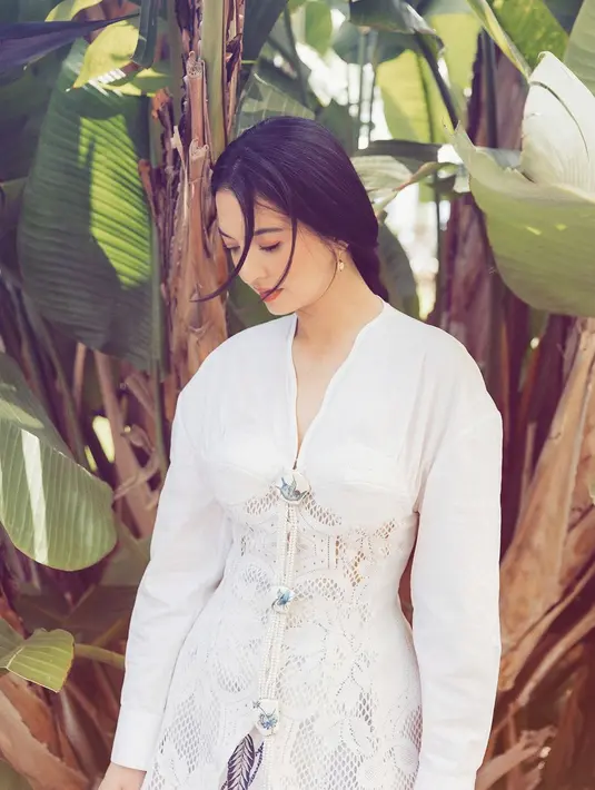 Kali ini, Raline Shah kenakan kebaya oriental berwarna putih rancangan desainer Toton. Menampilkan detail bra dan lace di bagian depan. [@ralineshah]