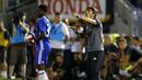 Pelatih Chelsea, Antonio Conte memberikan arahan kepada pemainnya saat melawan Liverpool pada laga pra musim International Champions Cup di Rose Bowl, Pasadena, California, (28/7/2016) pagi WIB. (Reuters/Mike Blake)