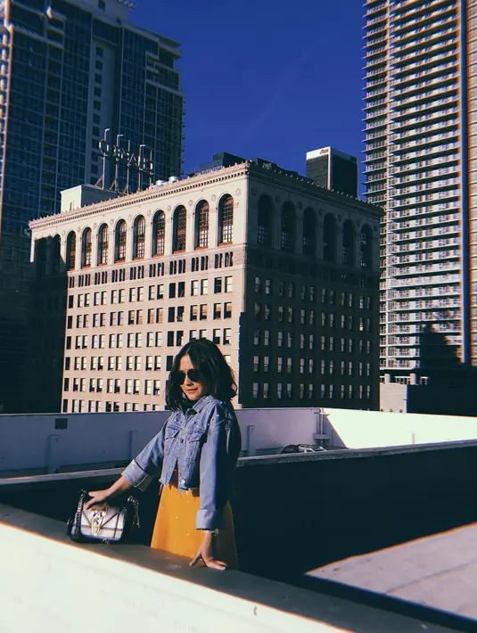 Bukan tanpa alasan Prilly tidak memamerkan kemesraannya di media sosial. Menurutnya, hubungannya bersama Maxime bukanlah konsumsi publik yang untuk diumbar di depan umum. (Instagram/prillylatuconsina96)