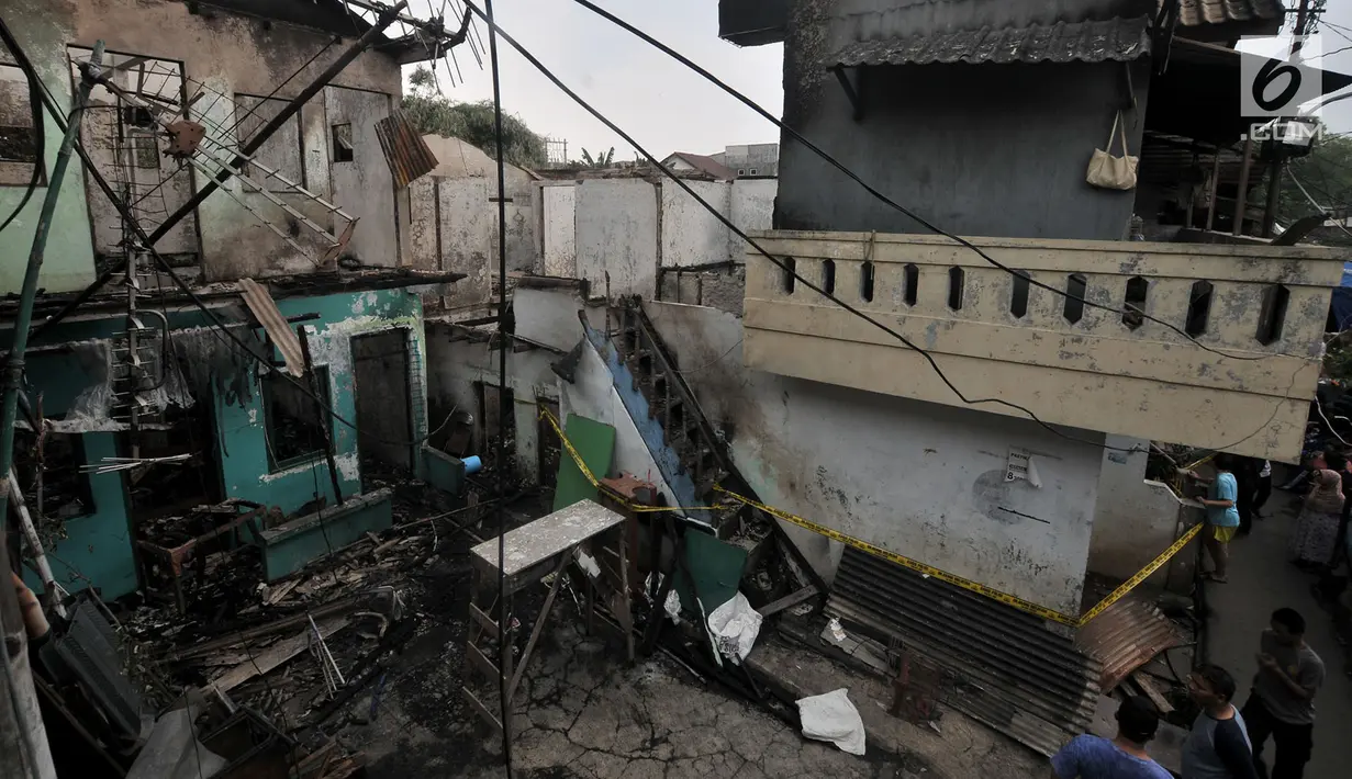 Kondisi permukiman di Jalan Kebon Sayur, Bidara Cina yang rusak dan hangus usai dilalap api, Jakarta, Minggu (27/5).  Akibat musibah ini sejumlah warga luka-luka dan sekitar 220 jiwa kehilangan tempat tinggal. (Merdeka.com/Iqbal S Nugroho)