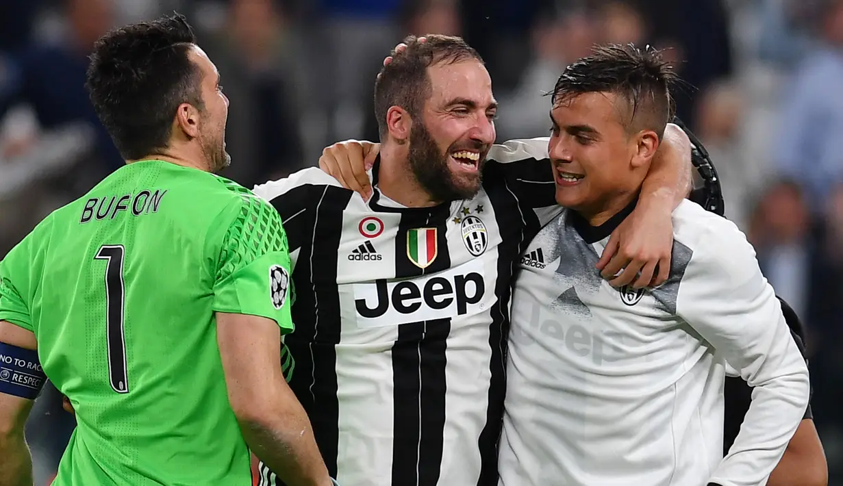 Gianluigi Buffon, Gonzalo Higuain  dan Paulo Dybala melakukan selebrasi usai pertandingan melawan AS Monaco di Turin, Italia, (10/5). Juventus melangkah ke final setelah menang dengan aggregat 4-1. (AFP Photo/Alberto Pizzoli)