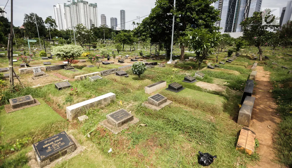 Suasana area pemakaman di Tempat Pemakaman Umum (TPU) Utan Jati, Jakarta, Kamis (11/1). Menghadapi kekurangan lahan, Pemprov DKI telah mengalokasikan anggaran Rp400 miliar untuk pengadaan lahan makan TPU pada tahun 2018. (Liputan6.com/Faizal Fanani)