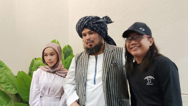Ustad Derry Sulaiman berkolaborasi dengan Azka, seorang penyanyi cilik berbakat asal Jawa Timur.