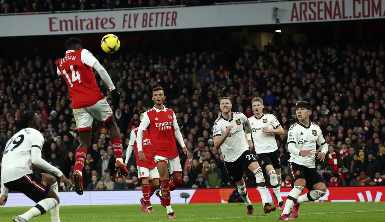 Eddie Nketiah dari Arsenal, (kedua kiri) menyundul bola saat mencetak gol pembuka timnya ke gawang Manchester United pada pertandingan lanjutan Liga Inggris di stadion Emirates di London, Minggu (22/1/2023). Tambahan tiga poin mendongkrak poin Arsenal menjadi 50 di peringkat pertama klasemen. (AP Photo/Ian Walton)