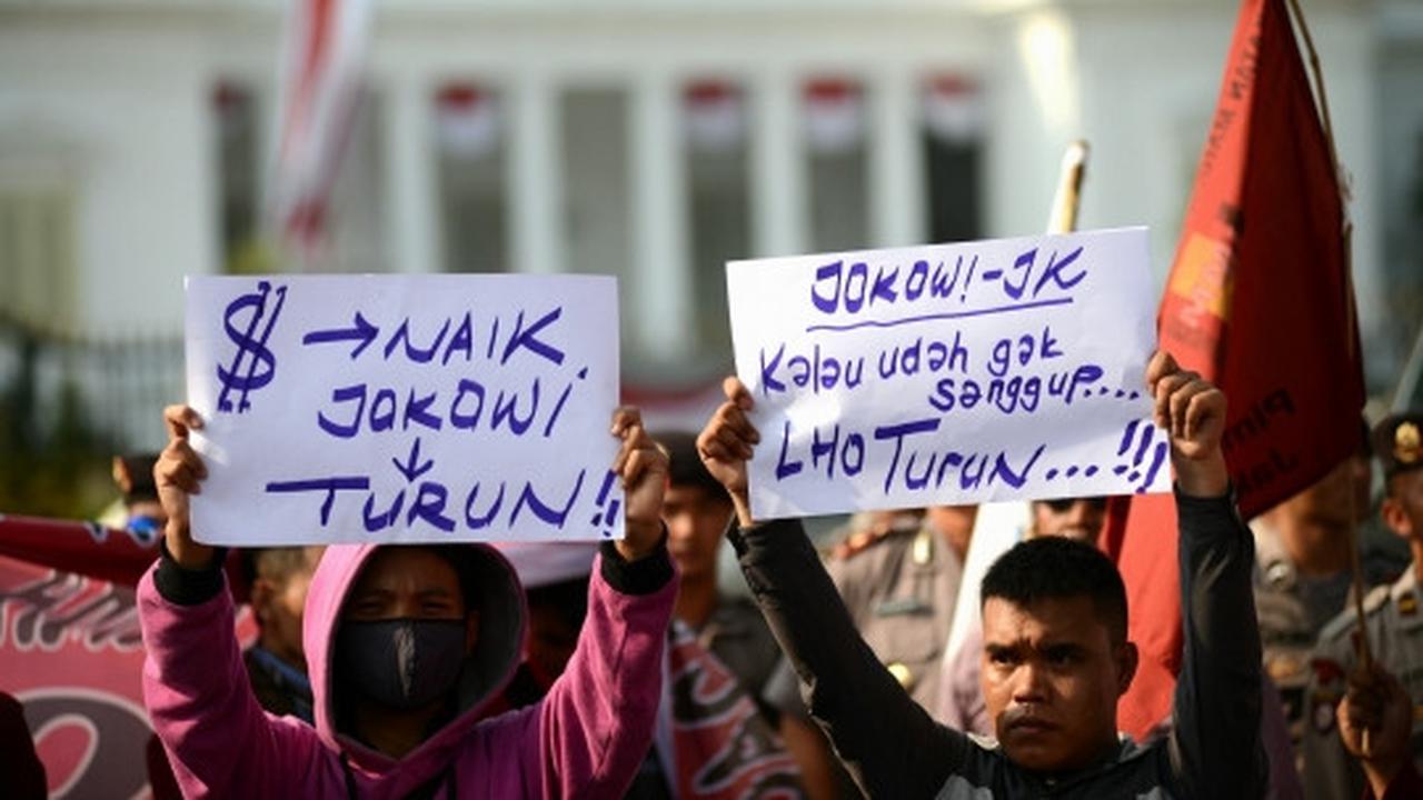 Puluhan demonstran dari Aliansi Tarik Mandat geruduk Istana Negara