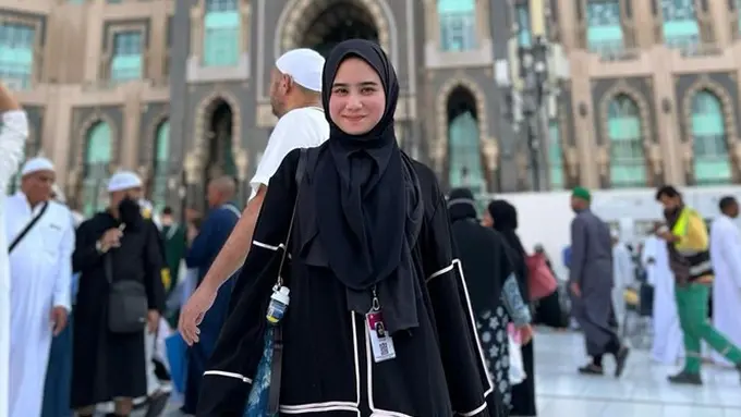 7 Potret Tissa Biani dan Keluarga Jalani Ibadah Umroh, Penuh Haru Bahagia