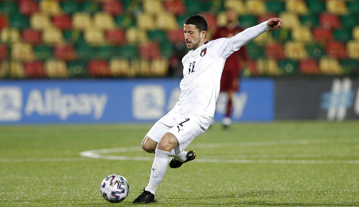 Pemain Italia Stefano Sensi mencetak gol ke gawang Lithuania pada pertandingan Grup C kualifikasi Piala Dunia 2022 di Stadion LFF, Vilnius, Lithuania, Rabu (31/3/2021). Italia menang 2-0. (AP Photo/Mindaugas Kulbis)