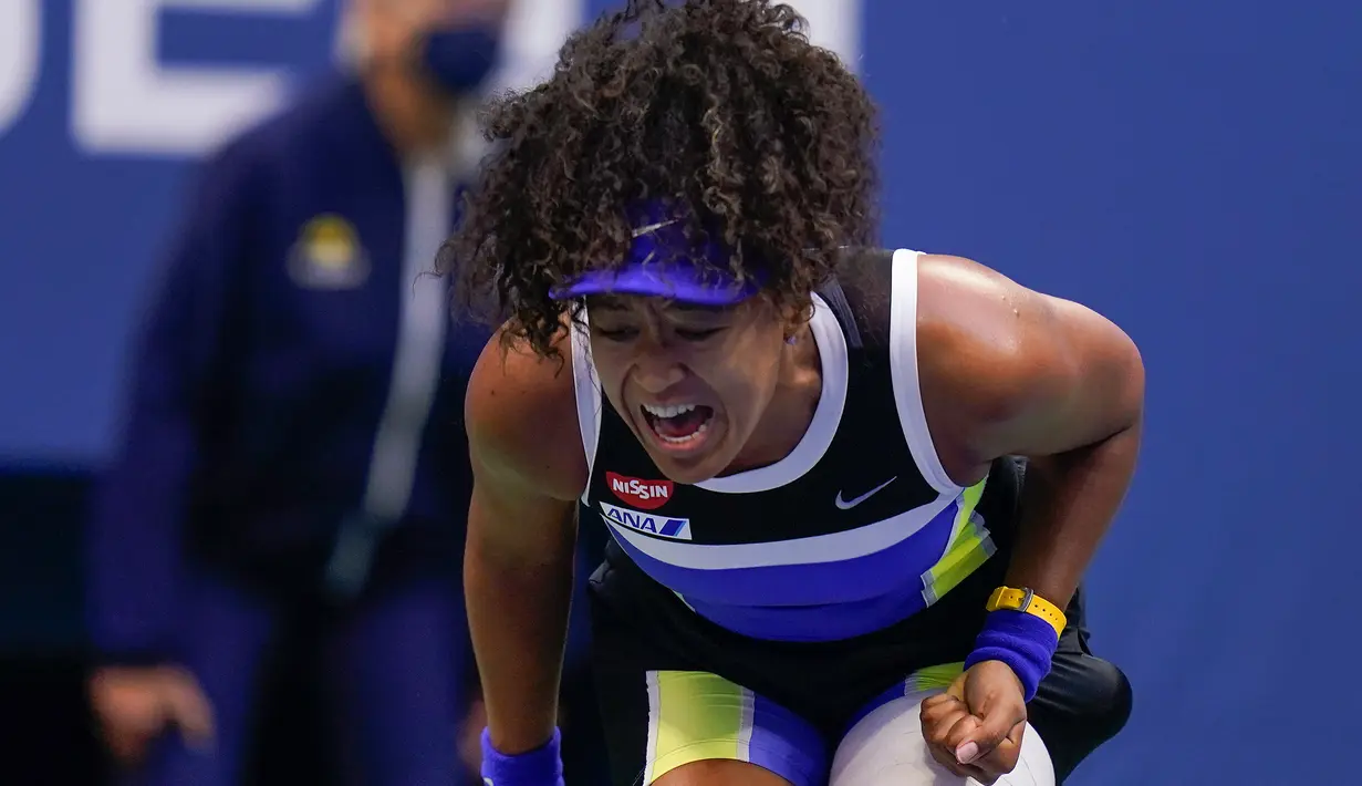 Reaksi petenis Jepang Naomi Osaka saat menghadapi Victoria Azarenka dari Belarusia pada laga final AS Terbuka di Arthur Ashe Stadium, New York, Sabtu (12/9/2020). Naomi Osaka menjadi juara AS Terbuka 2020 lewat pertarungan tiga game dengan skor 1-6, 6-3, 6-3. (AP/Seth Wenig)