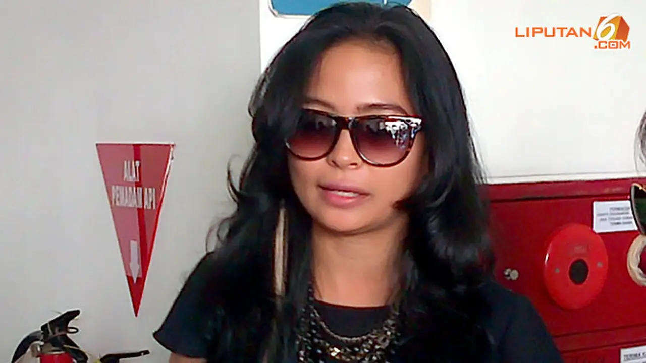 tantri-kotak-baju-hitam-130315b.jpg