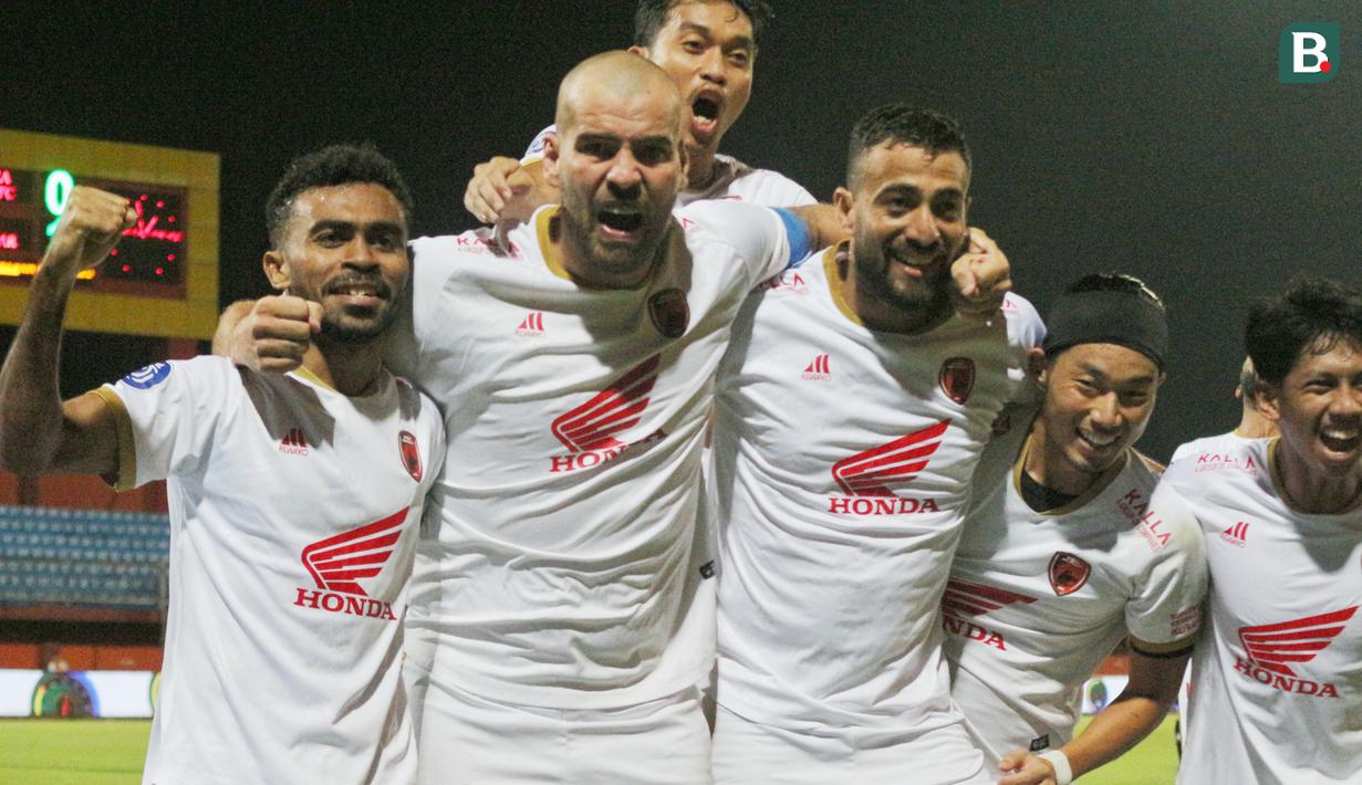 Para pemain PSM Makassar merayakan gol yang dicetak Wiljan Pluim ke gawang Madura United dalam laga pekan ke-32 BRI Liga 1 2022/2023, Jumat (31/3/2023) malam WIB. (Bola.com/Wahyu Pratama)