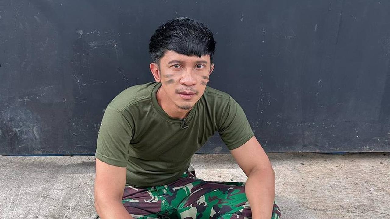 Potret Aming mengenakan seragam prajurit langsung banjir komentar dari netizen. Bahkan ada yang berseloroh jika Aming menjadi saingan Mayor Teddy ajudan Prabowo.<br>
