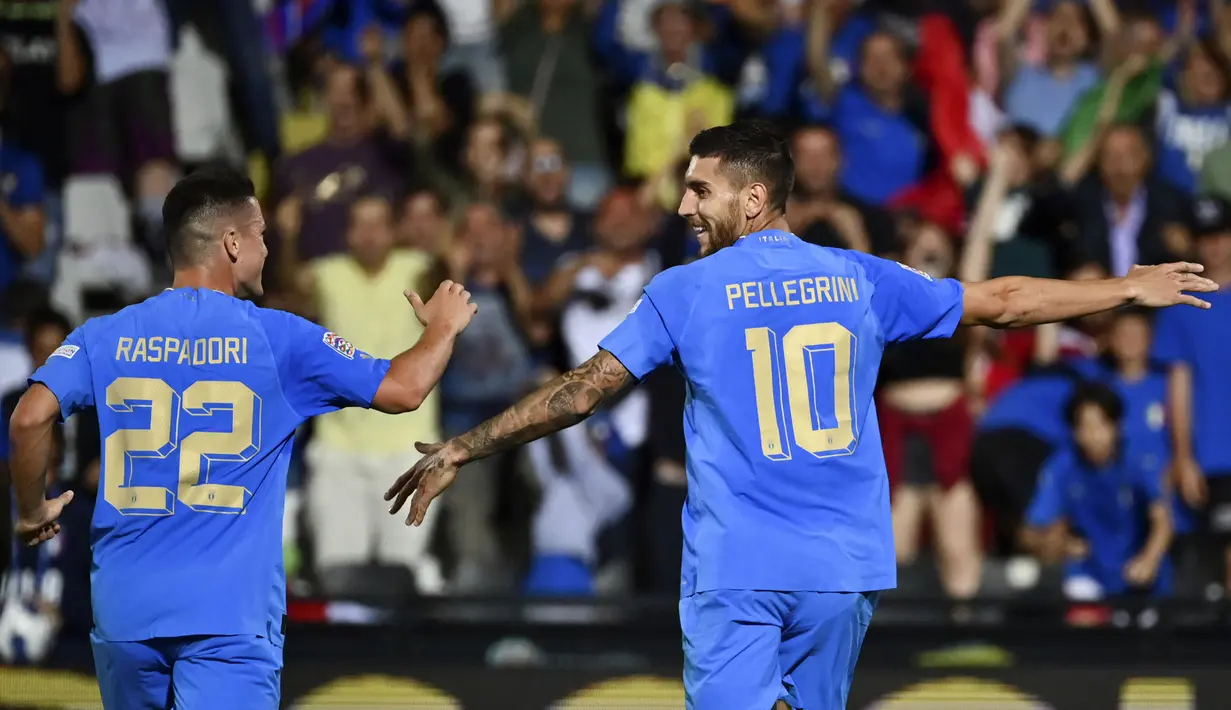 Sementara itu, Gol kedua Italia tiba pada menit-menit akhir babak pertama. Bermula dari aksi Matteo Politano yang sukses melewati Attila Szalai, pemain kelahiran Roma tersebut berhasil memberikan umpan silang yang kemudian berhasil dibelokkan Lorenzo Pellegrini dan menembus gawang yang dijaga Denes Dibusz. (LaPresse AP/Massiomo Paolone)