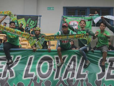 Bonek membentangkan syal saat mendukung Persebaya melawan PSIS Semarang dalam laga perdana babak 8 besar Grup Y Liga 2 Indonesia di Stadion GBLA, Bandung, (15/11/2017). Persebaya menang atas PSIS Semang 1-0. (Bola.com/Ronald Seger)