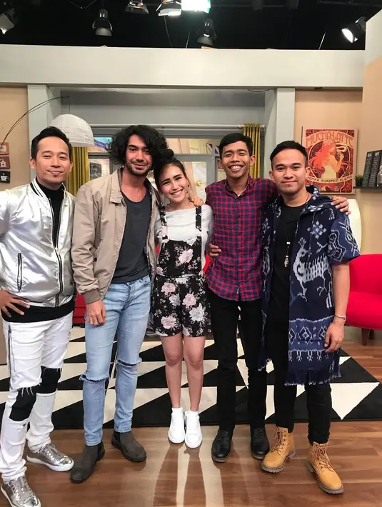 Ibu satu anak itu mengucap syukur bisa ketemu dan berfoto bersama dengan idolanya. Keinginan berfoto dengan aktor ganteng tersebut sejak mengandung putrinya, Bilqis. (Instagram/ayutingting92)