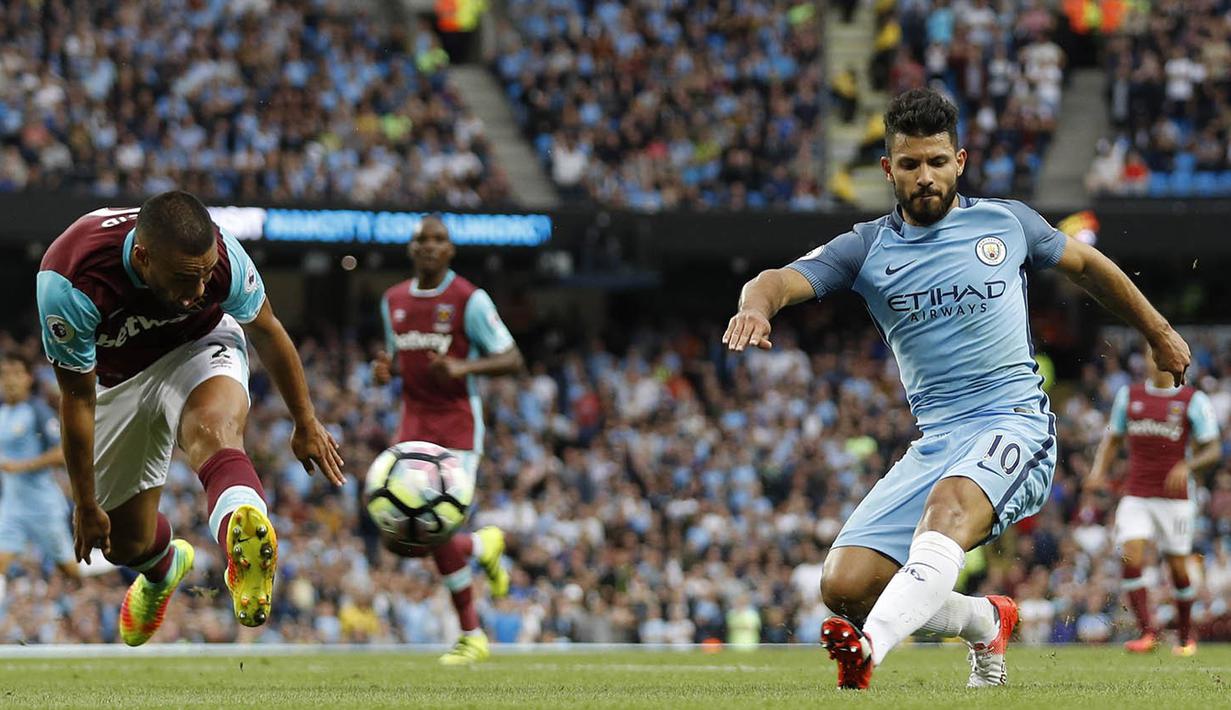 Striker Manchester City, Sergio Aguero, berusaha membobol gawang West Ham. Dalam tiga laga awal Premier League, The Citizens masih mencatat hasil sempurna. (Reuters/Darren Staples)