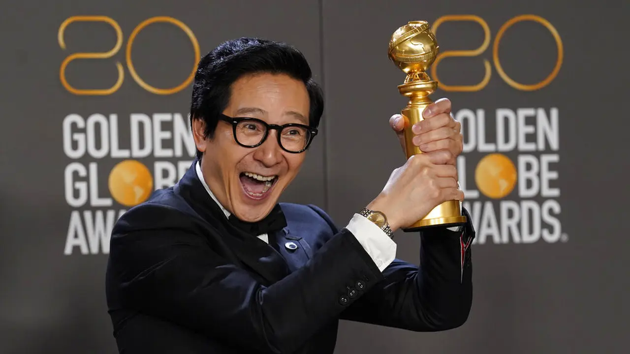 Ke Huy Quan dalam Golden Globe Awards 2023. (Photo by Chris Pizzello/Invision/AP)