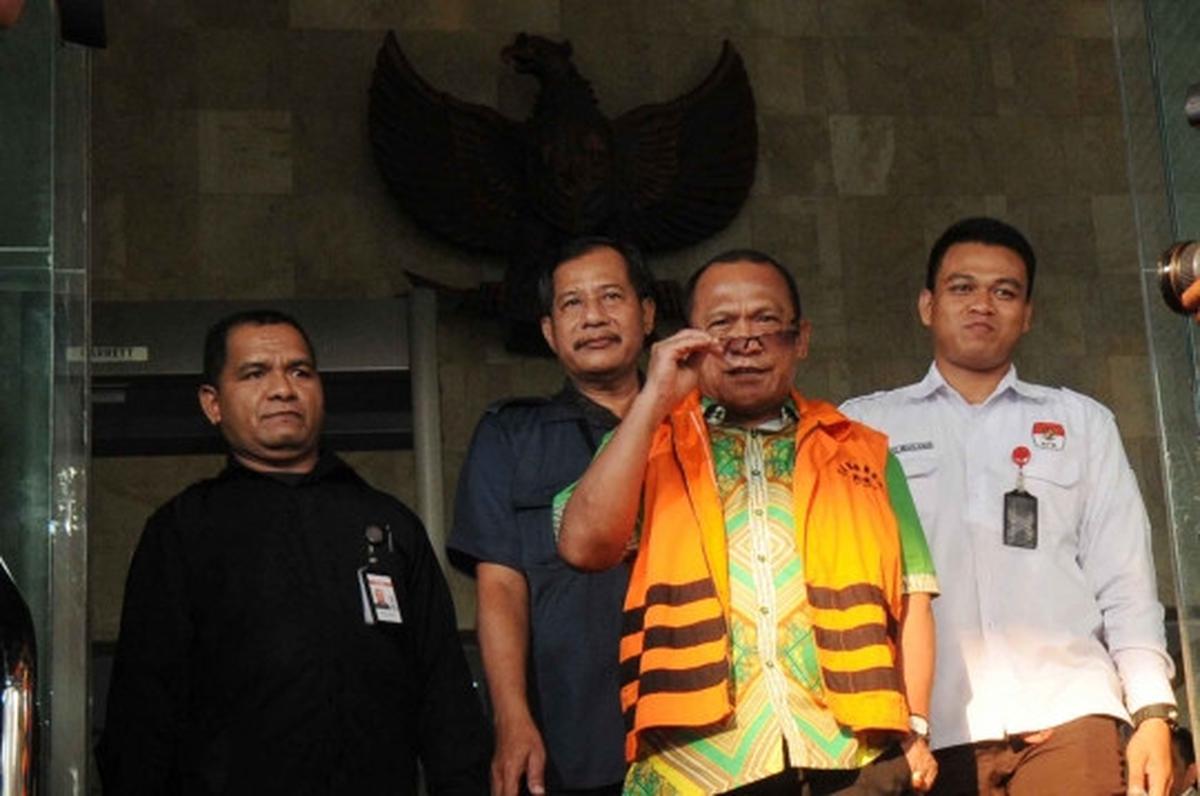 Usai diperiksa, tersangka Rusli Sibua pede keluar KPK pakai kacamata