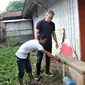 Matt Damon saat berkunjung ke rumah pelanggan PDAM bernama Suntoro di Batang, Jawa Tengah, Indonesia untuk melihat dampak kemajuan program organisasi Water.org yang didirikannya. (Water.org)