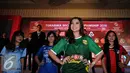 Model bergaya menggunakan kaos tim Surabaya United saat peluncuran Torabika Soccer Championship 2016 di Hotel Mulia, Jakarta, Senin (18/4). 18 klub sepakbola profesional dipastikan ikut TSC 2016. (Liputan6.com/Helmi Fithriansyah)