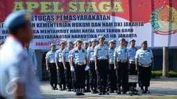 Petugas melakukan apel siaga jelang Natal dan Tahun Baru di Lapas Narkotika Kelas II A Cipinang, Jakarta, Rabu (23/12/2015). Petugas memusnahkan ratusan ponsel yang didapat dari penggeledahan selama Mei - Desember 2015. (Liputan6.com/Gempur M Surya)