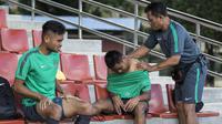 Gelandang Timnas Indonesia U-22, Asnawi Mangkualam, dipijat sebelum latihan di Stadion UKM, Selangor, Senin (14/8/2017). Ini merupakan latihan terakhir jelang laga SEA Games melawan Thailand. (Bola.com/Vitalis Yogi Trisna)