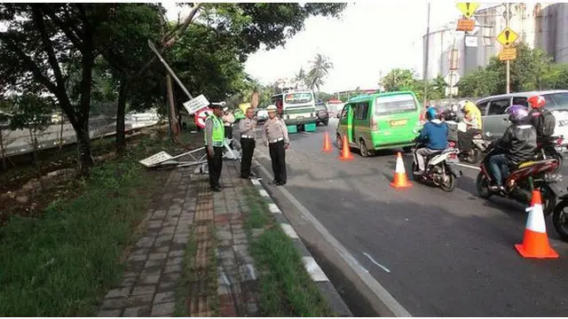Polisi menggelar olah TKP kecelakaan mobil dengan sepeda motor di KM  15 Jalan Daan Mogot arah Tangerang. Kecelakaan yang terjadi pagi tadi itu menewaskan 4 orang. Namun belum diketahui identitas keempat orang tersebut.