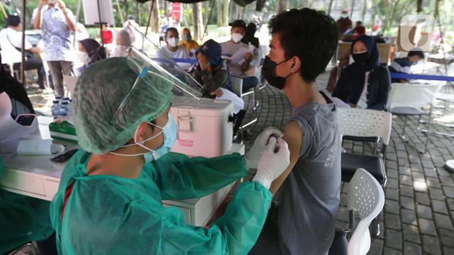 <span>Vaksinator menyuntikkan vaksin COVID-19 untuk warga di Taman Dadap Merah, Kebagusan, Jakarta, Sabtu (10/7/2021).  Pelaksanaan vaksinasi melalui mobil vaksin keliling juga diperuntukkan untuk anak usia 12 tahun ke atas. (Liputan6.com/Helmi Fithriansyah)</span>