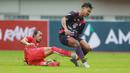 Pemain Persija Jakarta, Hansamu Yama (kiri) menghadang pergerakan pemain Rans Nusantara FC, Bagaskara pada laga persahabatan antara Persija Jakarta menghadapi Rans Nusantara FC di Stadion Wibawa Mukti, Cikarang, Sabtu (16/7/2022). (Bola.com/M Iqbal Ichsan)