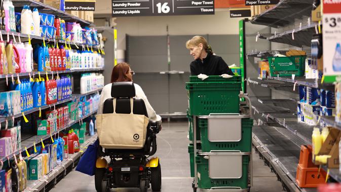 Penyandang disabilitas berbelanja di pasar swalayan Woolworths di Canberra, 17 Maret 2020. Jaringan pasar swalayan terbesar di Australia, Woolworths, akan menawarkan jam khusus belanja prioritas bagi lansia dan penyandang disabilitas, yang terkena dampak panic buying COVID-19. (Xinhua/Chu Chen)