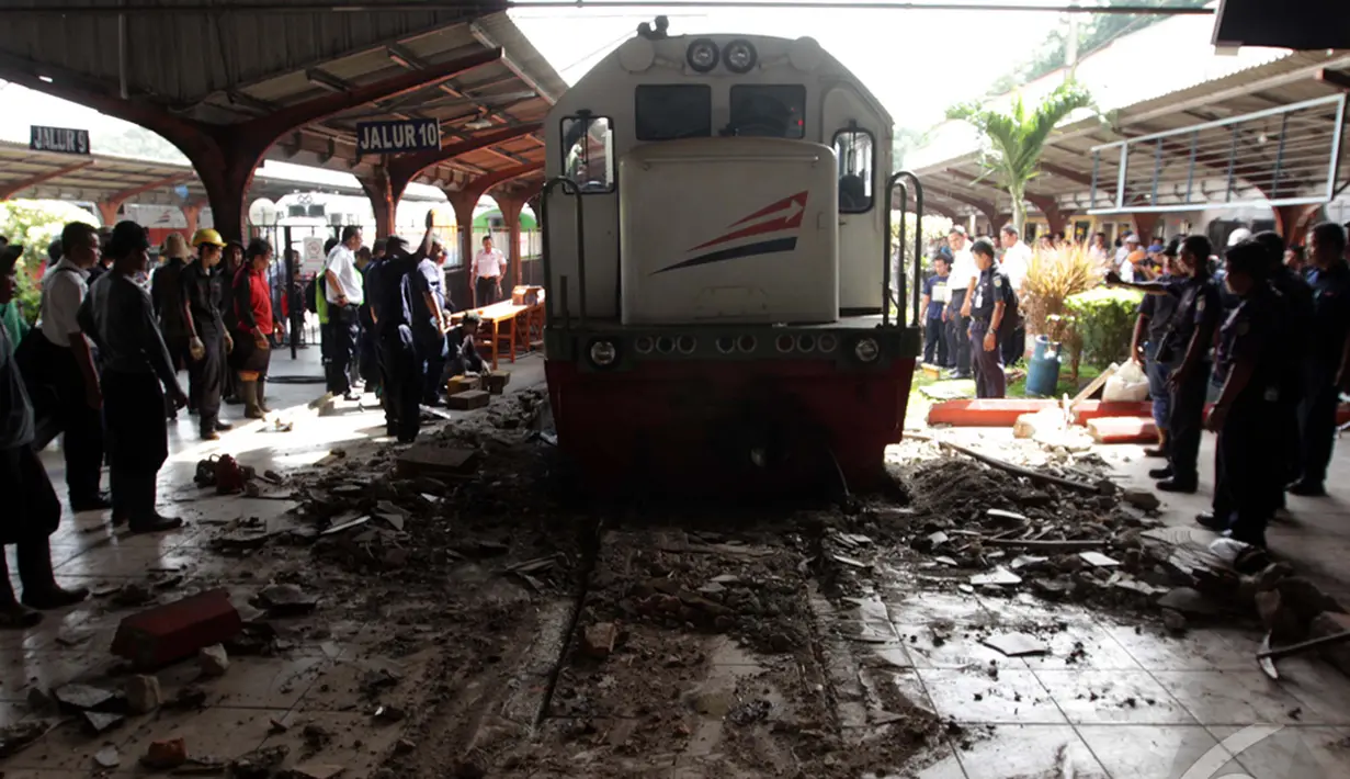 Sebuah lokomotif kereta menabrak ruang tunggu penumpang di Stasiun Kota, Jakarta, Jumat (26/12/2014). (Liputan6.com/Faizal Fanani)