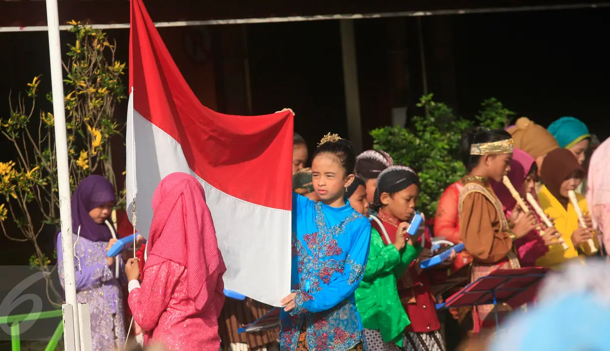 Siswa SD Keputran 2, Yogyakarta, mengenakan busana tradisional saat mengikuti upacara  di halaman sekolah mereka, Kamis (21/4). Upacara tersebut digelar untuk memperingati Hari Kartini yang jatuh setiap 21 April. (Foto: Boy Harjanto)