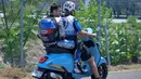 Pembalap CryptoDATA RNF MotoGP Team, Miguel Oliveira (kiri/belakang) membonceng skuter untuk kembali ke pit dalam sesi latihan bebas untuk balapan MotoGP 2024 di Sirkuit Internasional Pertamina Mandalika, Lombok, Nusa Tenggara Barat, Jumat 27 September 2024. (BAY ISMOYO/AFP)