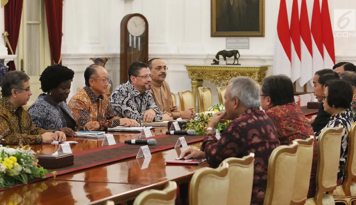 Presiden Bank Dunia, Jim Yong Kim beserta delegasi bertemu dengan Presiden Jokowi didampingi sejumlah menteri di Istana Merdeka, Jakarta, Rabu (26/7). Pertemuan itu membahas prioritas pembangunan Indonesia.  (Liputan6.com/Angga Yuniar)