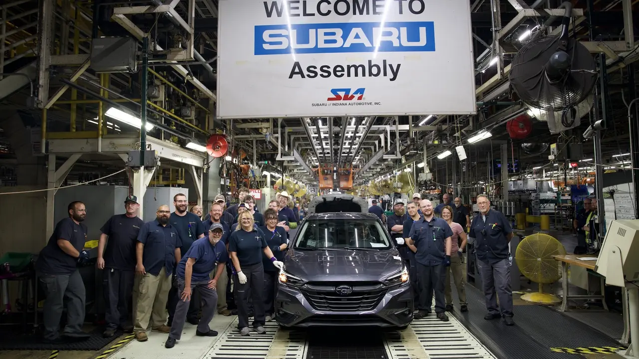 Unit terakhir Subaru Legacy 2025 keluar dari jalur produksi di Indiana, menutup perjalanan 36 tahun sedan legendaris ini (Subaru)