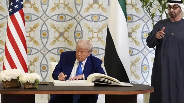 Presiden Amerika Serikat Donald Trump menandatangani buku tamu dengan didampingi Presiden Uni Emirat Arab Mohammed bin Zayed Al Nahyan, Kamis (15/5/2025), di Abu Dhabi.