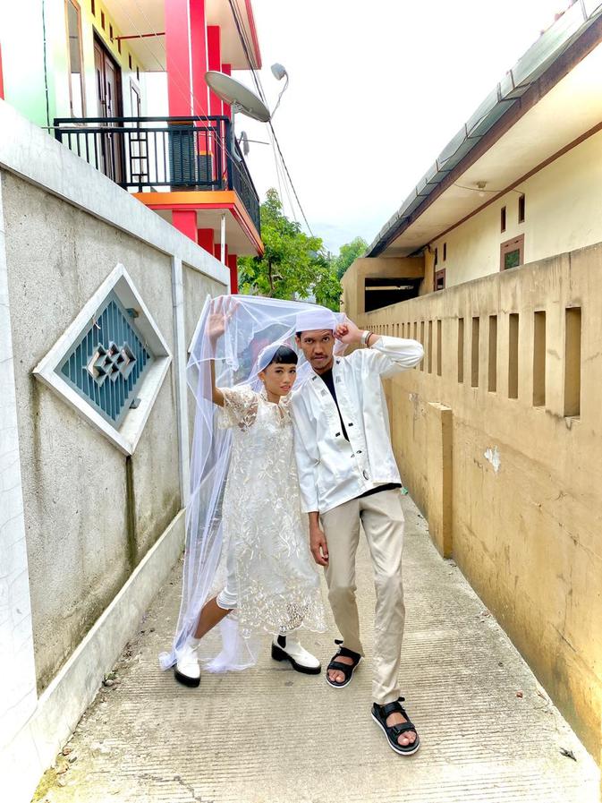 Di Balik Pernikahan Santai yang Viral, Pakai Kaus Lama di Lemari hingga  Jahit Gaun Pengantin Sendiri - Lifestyle Liputan6.com