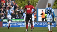 Gelandang Manchester United (MU) Paul Pogba bereaksi pada laga Liga Inggris melawan Huddersfield Town di John Smith's Stadium, Minggu (5/5/2019). (AFP/Paul Ellis)