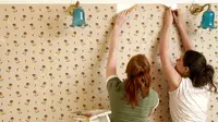 Sebenarnya, penggantian kertas dinding memerlukan perhatian khusus. Terlihat mudah, tapi jika tidak tepat dapat menyisakan lem dan bekas.
