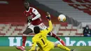 Gelandang Arsenal, Nicolas Pepe melepaskan tendangan yang berbuah gol ke gawang Slavia Praha dalam laga leg pertama perempatfinal Liga Europa 2020/2021 di Emirates Stadium, London, Kamis (8/4/2021). Arsenal bermain imbang 1-1 dengan Slavia Praha. (AFP/Ian Kington)