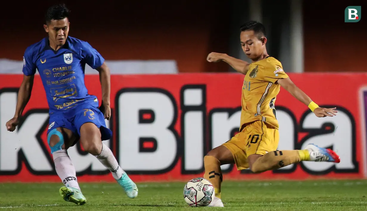 Belum semenit babak kedua berjalan, Bhayangkara FC sudah langsung memberi ancaman. Sani Rizki mencoba melepaskan tendangan dari dalam kotak penalti tapi bola masih melenceng. (Bola.com/Bagaskara Lazuardi)