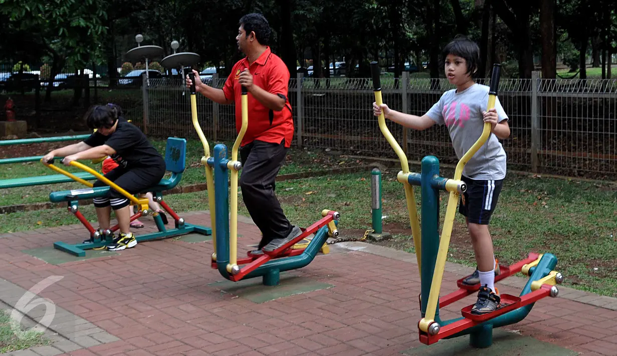 Warga mencoba berolahraga dengan fasilitas fitnes di komplek area parkir Stadion Gelora Bung Karno (GBK), Jakarta, Selasa (23/6/2015). Aktivitas ini biasa dijadikan pilihan warga saat menunggu waktu berbuka puasa (ngabuburit). (Liputan6.com/Johan Tallo)