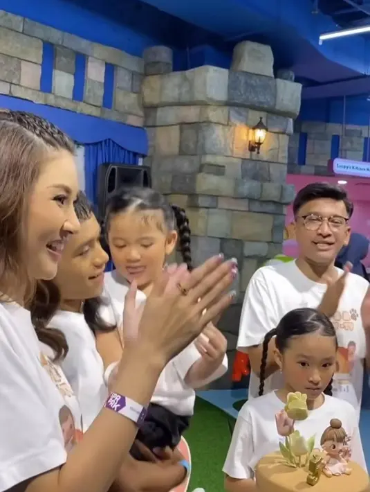 Sementara Thalia dan Thania memadukan kausnya dengan celana panjang hitam dan gaya rambut two pigtail braid.  [@ruben_onsu]