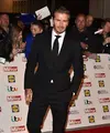 David Beckham yang biasa tampil memukau di lapangan hijau kini ia membuat seluruh mata tertuju padanya dengan setelan jas yang dipakainya di acara The Pride Of Britain Awards, Senin (28/9/2015). (via dailymail.co.uk)