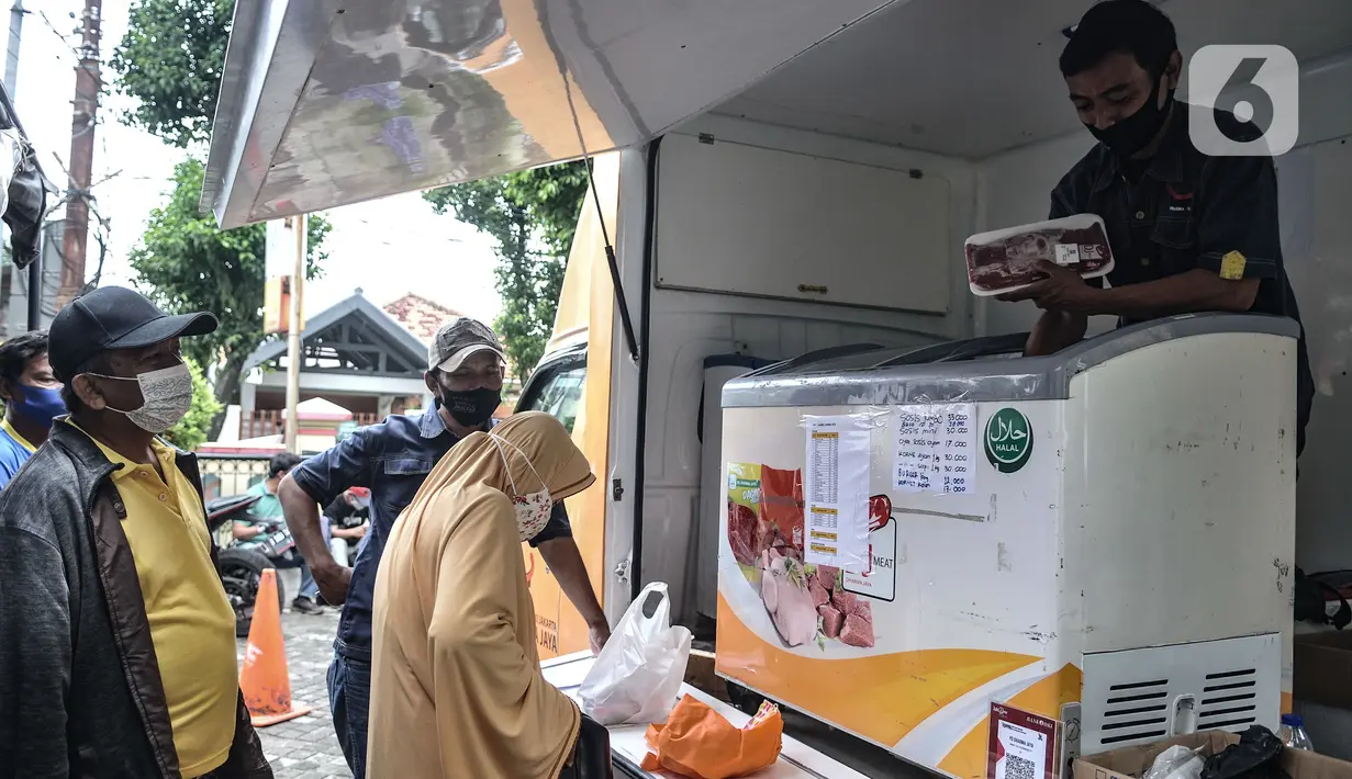 Petugas menunjukkan produk daging yang dijual di kantor Kelurahan Pisangan Baru, Jakarta, Rabu (17/2/2021). Kegiatan ini digelar secara bertahap ke setiap kelurahan di wilayah Jakarta Timur mulai 16 Februari hingga 4 Juni 2021 mendatang. (merdeka.com/Iqbal S. Nugroho)