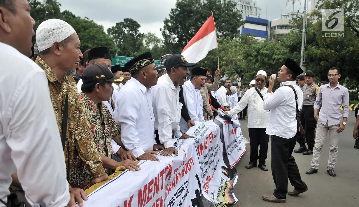 Massa FCKK Jawa Timur menggelar aksi di depan Istana, Jakarta, Senin (11/3). Mereka menuntut pemerintah segera menerbitkan NIP serta SK PNS kepada 1.357 tenaga honorer K2 yang telah lulus ujian CPNS jalur K2. (merdeka.com/Iqbal S. Nugroho)
