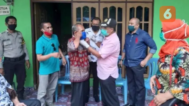 Foto : Wali Kota Kupang, Jefri Riwu Kore saat membagi masker ke keluarga pasien 01 covid-19